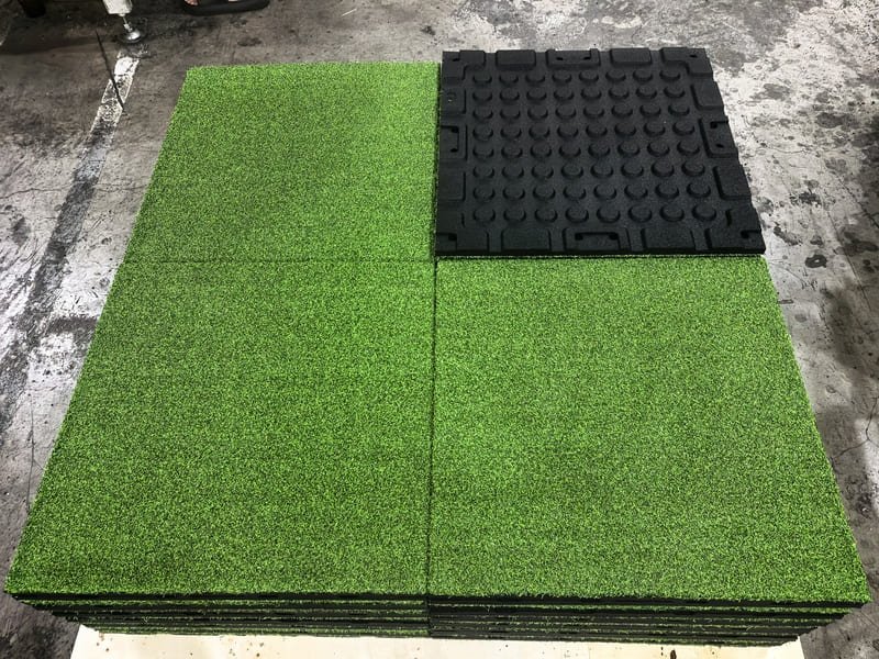 deck de telhado moderno com telhas de relva artificial